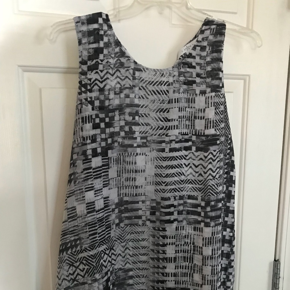 XL Women’s Black & White Sleeveless Blouse